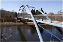 Eine Fu�g�ngerbr�cke f�hrt aus der Hamelner Altstadt auf die Weserinsel Werder. 24.03.2011