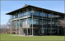 .. Landratsamt Schwarzwald-Baar-Kreis, Villingen-Schwenningen: Im Vergleich zum Vorg�ngerbau in Starnberg wurde die Konstruktion vereinfacht und hier handelt es sich um eine reine Holzkonstruktion. Gemeinsam ist die sehr filigrane Bauweise. 20.03.2011 (Matthias)