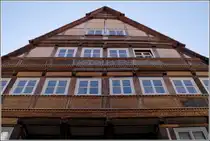 Der Giebel des Hauses Wendenstra�e 8 in Hameln ist reich mit Schnitzerein verziert. 24.03.2011