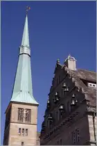 Der Turm der Marktkirche St. Nicolai und der Glockenspielgiebel des Hochzeitshauses in Hameln. 24.03.2011