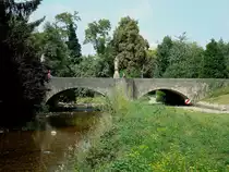 Bad Krozingen, die alte Steinbogenbr�cke mit dem Br�ckenheiligen Nepomuk �berspannt das Fl��chen Neumagen, Aug.2010