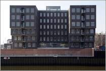 Das neu errichtete Kranhaus am Europahafen in der berseestadt Bremen, fotografiert von der gegenberliegenden Hafenseite. 27.03.2011

