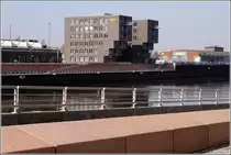 Das neu errichtete Kranhaus am Europahafen in der �berseestadt Bremen, aufgenommen vom Europahafenkopf / Ludwig-Franzius-Platz. 27.03.2011