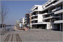 In verschiedenen Hhen verluft die neu angelegte Promenade um den Europahafen in der Bremer berseestadt, hier entlang der neu errichteten Porthuser. 27.07.2011