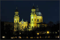 . Die Theatinerkirche in Mnchen vom Hofgarten aus gesehen. Trotz der Belichtungssdauer von 0,5 Sekunden aus der Hand fotografiert. 06.11.2010 (Jonas)