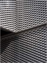 Detail der Fassadenverkleidung aus Streckmetall eines Portgebudes am Europahafen in der berseestadt Bremen. 27.03.2011