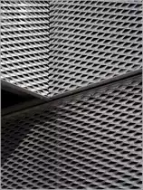 Detail der Fassadenverkleidung aus Streckmetall eines Portgeb�udes am Europahafen in der �berseestadt Bremen. 27.03.2011