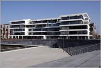 Portgebude am Ende des Europahafens in der berseestadt Bremen. Der Aufgang am Europahafenkopf ist mit zum Teil berdimensionierten Stufen gestaltet, die zum Verweilen verleiten sollen. 27.03.2011