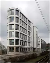 . Durch die dreieckige Grundform wirkt der neue B�robau in Degerloch aus manchen Perspektiven recht schmal. Auf dieser Seite passt der Anschluss zur Nachbarbebauung besser. 19.03.2011 (Matthias)