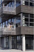 Die verschiedensten Materialen wurden fr die Fassadenverkleidung der Portgebude am Europahafen in der berseestadt Bremen eingesetzt. Hier ist es Holz. 27.03.2011