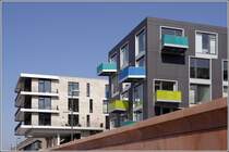 Bei diesen beiden Portgebuden in der Bremer berseestadt bilden helle Klinker bzw. Metallplatten die Fassadenverkleidung. 27.03.2011