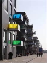 Die lichtdurchlssigen farbigen Balkonbrstungen bilden hier die Farbtupfer am Europahafen in der berseestadt Bremen. 27.03.2011