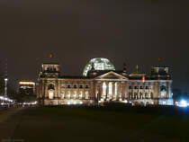 Eine Nachtaufnahme des Berliner Reichstagsgebudes mit Fernsehturm am linken Bildrand, 01.04.2011.