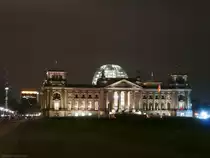 Eine Nachtaufnahme des Berliner Reichstagsgeb�udes mit Fernsehturm am linken Bildrand, 01.04.2011.