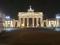 Eine n�chtliche Ansicht des Brandenburger Tors mit der Siegess�ule auf dem Gro�en Stern im Hintergrund, 02.04.2011.