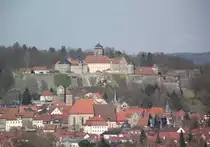 Blick am 2. April 2011 �ber die Kronacher Altstadt auf die Festung Rosenberg. Unterhalb der Festung ist noch die Stadtpfarrkirche  St. Johannes der T�ufer  zu sehen.