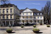 Gebude am Brunnenplatz in Bad Pyrmont. Das Hotel Frstenhof (rechts) gilt als erstes Kurhotel der Welt. 02.04.2011