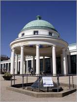 Am Brunnenplatz in Bad Pyrmont gibt es mehrere Heilquellen, im Vordergrund der Brodelbrunnen und unter dem Brunnentempel der Hyllige Born. Schon vor 2000 Jahren sprudelten hier die Quellen. 02.04.2011 
http://www.staatsbad-pyrmont.de/index2.php?href=main&area=heilmittel&link=brunnenplatz&link2=heilquellen 