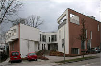 . Das Hospitz St.Martin besteht aus zwei Bauteilen. Die Auenfassaden in Orange-Braun sind kantiger im Gegensatz zu den weien abgerundeten Fassaden im Durchgang zwischen den beiden Bauteilen. 19.03.2011 (Matthias)