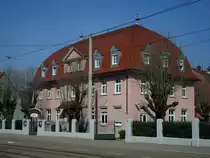 Freiburg-Littenweiler, der unter Denkmalschutz stehende R�merhof, 1925 als Gemeinschaftshaus erbaut, heute internationale Hauptschule, das Zollingerdach ist eine Erfindung des Merseburger Stadtbaurates Friedrich Zollinger Anfang des 20.Jahrhunderts (hat sich trotzt vieler Vorteile nicht durchgesetzt und ist selten bei uns zu sehen), M�rz 2011