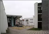 . Finanzamt Reutlingen: Zwischen dem Kantinengeb�ude links und den eigentlichen Amtsgeb�uden verl�uft ein �ffentlicher Fu�weg. 19.02.2011 (Matthias)