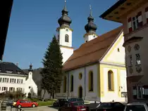 Aschau, die zweit�rmige sp�tgotische Pfarrkirche Maria Lichtme�, April 2005