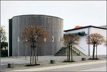 . Hochfeldhalle Pforzheim-Huchenfeld: Im Rundbau befinden sich die Umkleiderume fr Sportler. 04.1999 (Matthias)