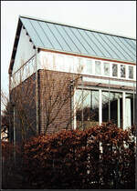 . Einfamilienhaus in Karlsruhe: Die Wohngeschosse sind zum Garten hin ziemlich verglast. Das Bro unter dem Satteldach hat ein umlaufendes Fensterband. 02.2001 (Matthias)