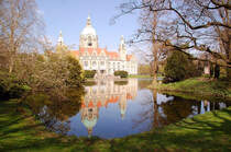 Rckseite des Rathauses mit Spiegelung im Weiher. 9.4.2011