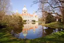 R�ckseite des Rathauses mit Spiegelung im Weiher. 9.4.2011