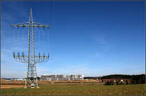 . Hochspannungsmast, Rohbau einer neune Klinik, ein alter Bauernhof. Villingen-Schwenningen am 20.03.2011 (Matthias)