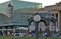 Blick vom Stuttgarter Schlossgarten auf das Kunstmuseum und dem Musik-Pavillon neben dem K�nigsbau.. Als ich am 25.03. durch die Innenstadt ging, fielen mir am Schlossplatz schon von weitem die gehissten japanischen Flaggen auf, im Musikpavillon hingen Papierkraniche.. F�r die Aktion  1.000 Kraniche f�r Japan ...als Symbol der Anteilnahme f�r die Katastrophe in Japan... Diese Kraniche wurden dann am Samstag dem japanischen Honorarkonsul Dr. Kaemmerer symbolisch �berreicht...