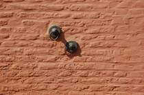 An der Mauer des Nassauer Stall befindet sich immer noch das Equipment aus Zeiten als es sich um einen Pferdestall handelte. Schloss Wickrath/Mnchengladbach. 24.4.2011