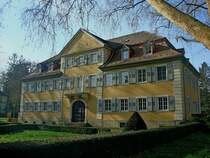 Emmendingen, das Weiherschlo, ein Barockbau mit Mansardendach von 1757, wird heute von der psychatrischen Klinik genutzt, April 2011