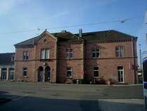 Emmendingen, das Bahnhofsgebude in rotem Sandstein, direkt an der Rheintalbahn, April 2011