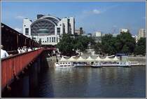Blick von der Hungerford Bridge zur Charing Cross Station. Diese Eisenbahnbrcke kann auch von Fugngern zur Themse-berquerung genutzt werden. Scan eines Dias aus dem Jahr 1995.