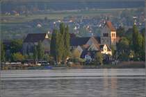 Das Reichenauer Mnster am Karfreitag 2011. Im Hintergrund das schweizerische Mannenbach.
