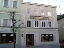 Stammhaus der Schwanthaler;

Das Bildhauergeschlecht der Schwanthaler arbeitete hier in fnf Generationen, verzweigte sich von Ried aus nach anderen Orten (Wien, Krems, Passau und Gmunden) und lief zuletzt in zwei weiteren Generationen in Mnchen aus (Ludwig von Schwanthaler, Schpfer der „Bavaria“).