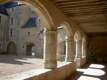 Fougres-sur-Bivre, Schlosshof (30.06.2008)