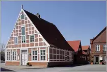 Freiburg (Elbe): Geb�ude an der Hauptstra�e. 18.04.2011