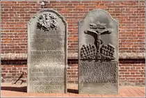 Vor der Kirche zum guten Hirten in Krautsand sind diese alten Grabsteine aufgestellt. 18.04.2011