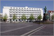 Das Gebude des ehemaligen Nordsee-Hotels am Theodor-Heuss-Platz in Bremerhaven soll demnchst einem neuen Gebude weichen. 24.04.2011
