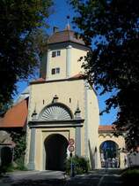 Memmingen, das Westerntor stadteinwrts gesehen, Teil der ehemaligen Stadtbefestigung, das heutige Aussehen geht zurck auf das Jahr 1660, Juli 2010 