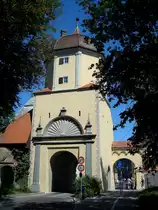 Memmingen, das Westerntor stadteinw�rts gesehen, Teil der ehemaligen Stadtbefestigung, das heutige Aussehen geht zur�ck auf das Jahr 1660, Juli 2010 