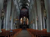 �berlingen am Bodensee, der Innenraum der f�nfschiffigen Basilika, der sp�tgotische Bau wurde 1350-1576 errichtet, mit bedeutendem Hochaltar 1613-16 gefertigt vom Holzschnitzer J�rg Z�rn Juli 2010 