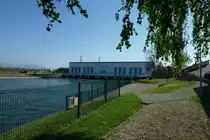 Fessenheim im Elsa�, Rheinstaustufe mit Flusswasserkraftwerk, hier die Ausstr�mseite, wurde 1953-56 gebaut, April 2011