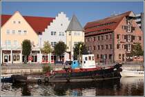 Im Wasserarm zwischen Stadt und Schlossinsel liegt am alten Speicher der kleine Museumshafen Wolgast. Aufnahmedatum: 29.08.2005