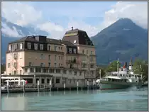Interlaken im Kanton Bern, Schweiz, aufgenommen am 17.07.2010 an der Aare gegen�ber dem Hotel Du Lac. Das Hotel befindet sich ganz in der N�he des Bahnhofs Interlaken-Ost und der dortigen Schiffanlegestelle f�r die Passagierschiffe, die den Brienzer See befahren.