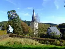 Oberholzklau (geh�rt zu Freudenberg), Kreis Siegen-Wittgenstein, am 13.10.2007. Blick vom Achenbachweg auf die ev. Kirche und Pfarrhaus (rechts).