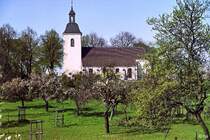 Kirche von DU-Friemersheim (7. April 2002). Die Idylle ist ein wenig trgerisch. Wrde man in die entgegen gesetzte Richtung schauen, fiele der Blick in einiger Entfernung auf die Httenwerke Krupp-Mannesmann im Duisburger Sden.